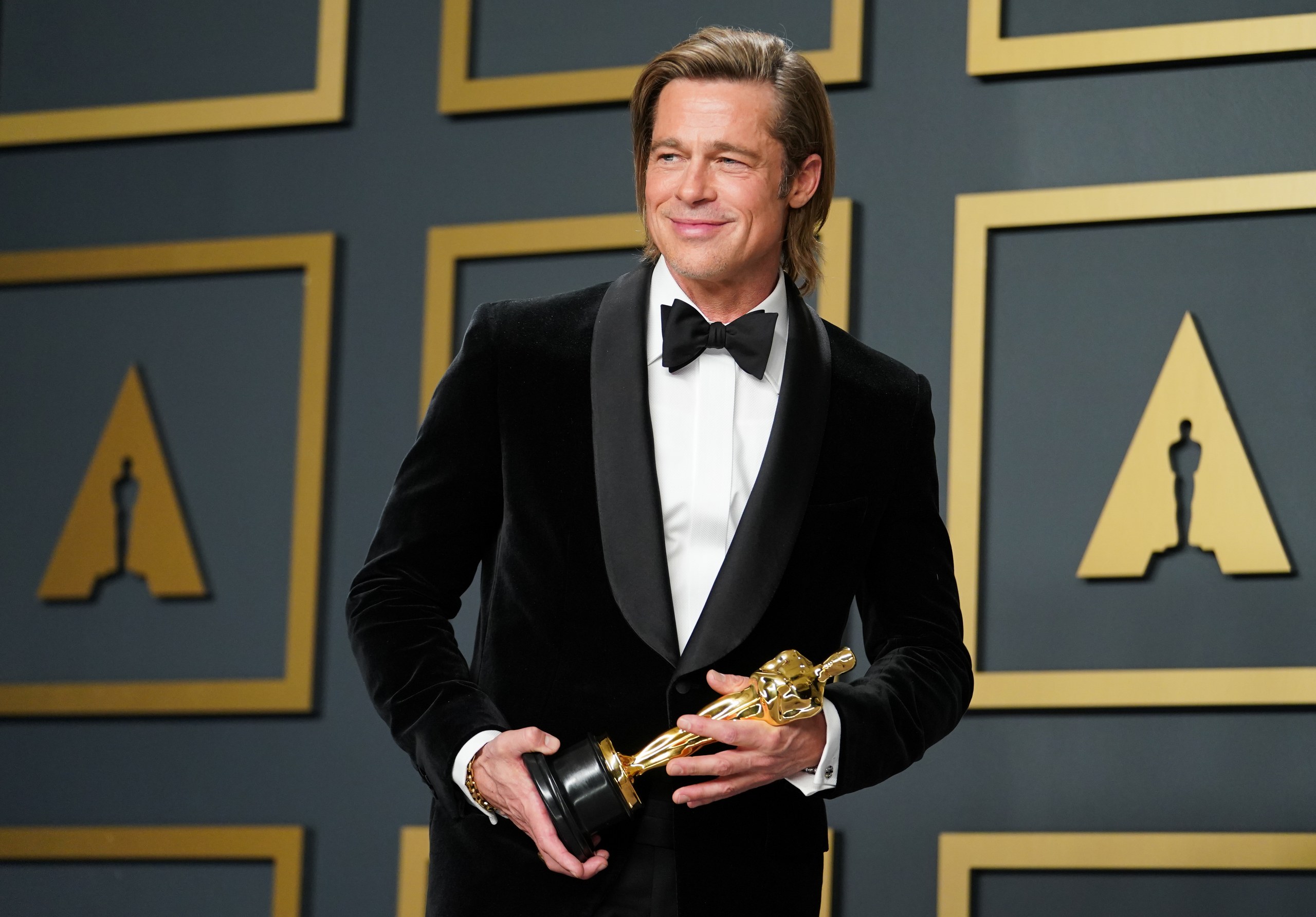 Brad Pitt có được tượng vàng Oscar đầu tiên ở tuổi 57