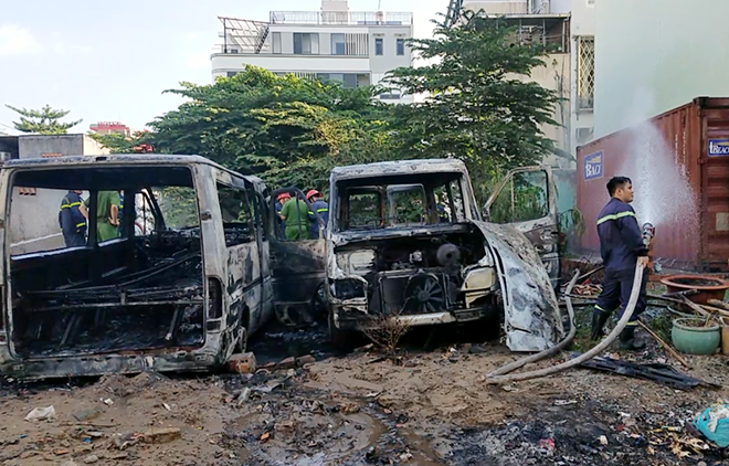 Hai ô tô cháy trơ khung