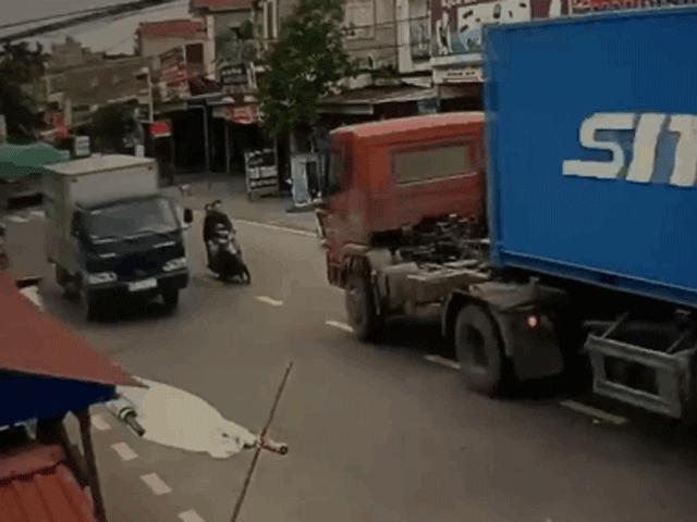 Bạn trẻ - Cuộc sống - Clip: Vượt ẩu kiểu "tự sát", hai thanh niên nhận ngay kết đắng