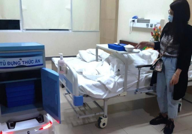 Chú “robot” ra đời từ sáng kiến, chế tạo của Ban giám đốc Bệnh viện Trung ương Huế, GS.TS Phạm Như Hiệp và Th.S Huỳnh Phúc Minh. “Robot” có nhiệm vụ đưa thức ăn và thuốc đến từng bệnh nhân bị cách ly. 