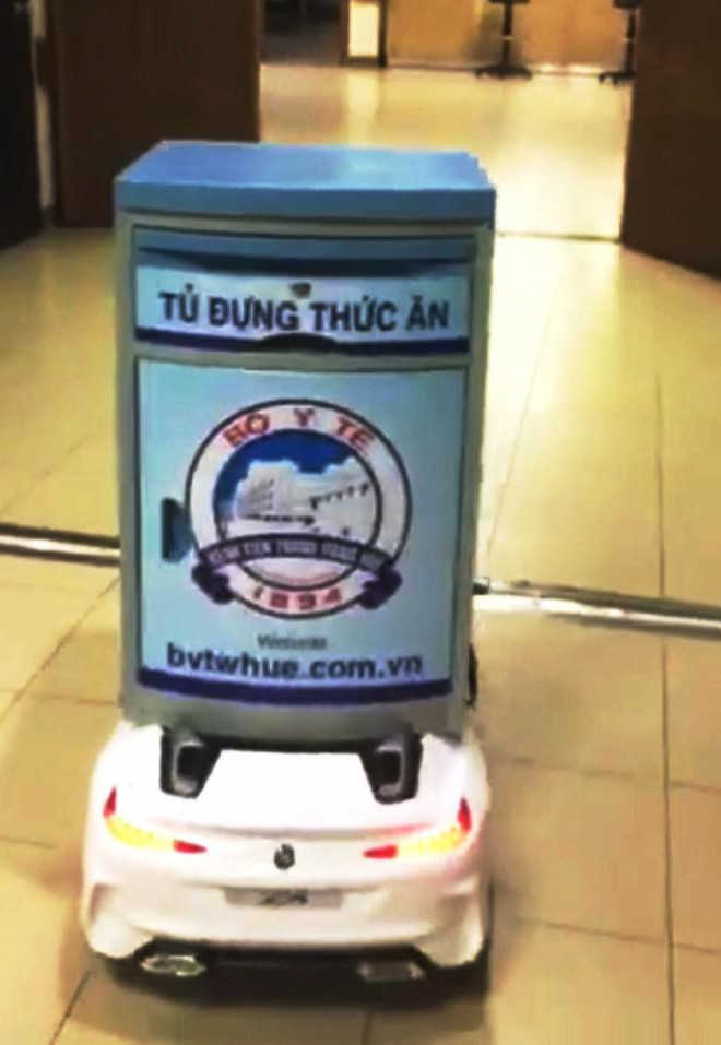 Ngày 12/2, tin từ Bệnh viện Trung ương Huế cho biết, để ngừa, giảm lây lan cũng như đảm bảo sức khỏe cho đội ngũ nhân viên y tế trước diễn biến phức tạp của virus Corona, bệnh viện đã cải tiến một chiếc xe điện tử điều khiển từ xa thành “robot” tự chế nhằm phục vụ bệnh nhân bị cách ly trong giai đoạn nghi nhiễm Covid-19. 