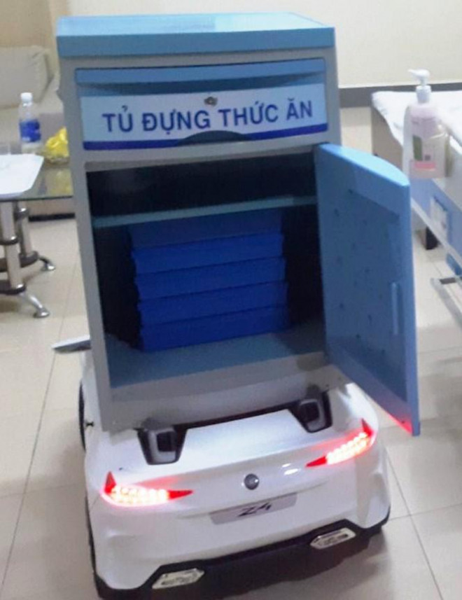 Xe “robot” này có cự ly điều khiển từ xa khoảng 30m, sức chứa thực phẩm, thuốc men với trọng lượng lên đến 60kg, hệ thống thùng chứa 4 ngăn, tốc độ di chuyển tối đa 20km/h đi qua được các cửa, các khoa trong Bệnh viện Trung ương Huế. 