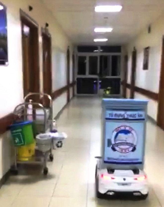 Cấu tạo “robot” này rất đơn giản, đó là dùng xe điện tử lắp chíp tự động điều khiển, dùng bình điện 12V, lắp hệ thống sạc pin, chế điều khiển tự động.