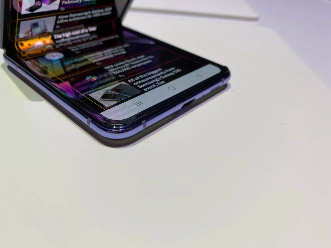 Samsung trình làng Galaxy Z Flip màn hình gập, giá tốt hơn nhiều Galaxy Fold - 2
