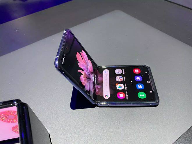 Samsung giới thiệu Galaxy Z Flip màn hình gập, giá tốt hơn nhiều Galaxy Fold - 1