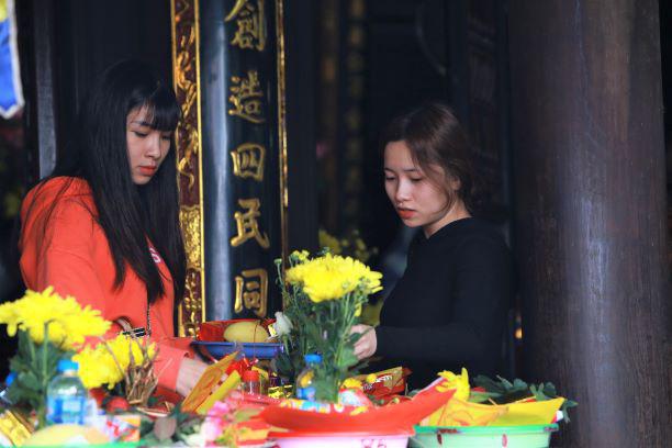 Bạn trẻ đến chùa Hà cầu tình duyên trước ngày Valentine - 4