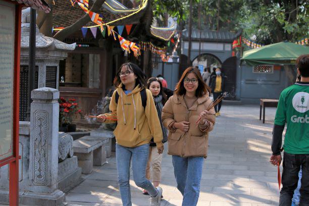 Bạn trẻ đến chùa Hà cầu tình duyên trước ngày Valentine - 10