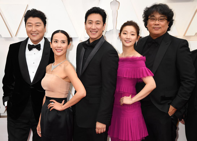 Tại lễ trao giải Oscar 2020 vào sáng ngày 10/2 (theo giờ Việt Nam), Jo Yeo Jung và nữ diễn viên Park So Dam cùng các diễn viên, ê-kíp đoàn phim "Ký sinh trùng" đã hãnh diện có mặt trên thảm đỏ.
