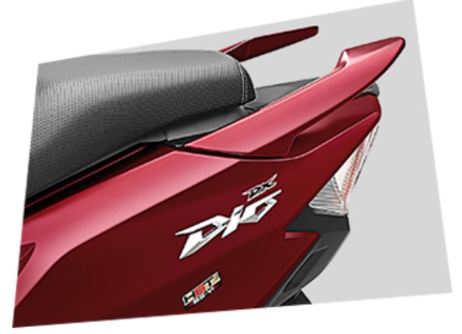 Chiều dài trục cơ sở của xe ga cũng tăng thêm 22 mm giúp cho BS6 2020 Honda Dio nhìn khá hoành tráng. Ảnh tấm ốp bên hông xe.