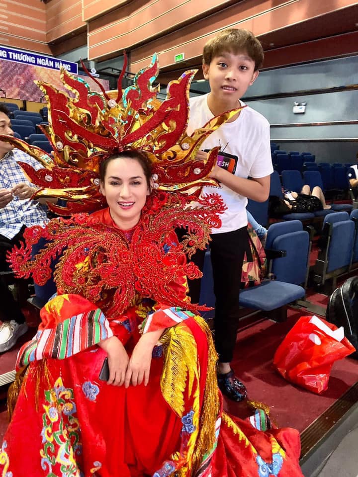 Theo lời mẹ nuôi Phi
Nhung, cậu vẫn giữ được bản tính hiền lành