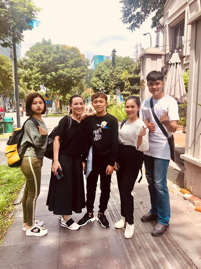 Khi sang Mỹ cùng mẹ nuôi Phi Nhung để
đi diễn, Hồ Văn Cường chọn trang phục mang nét đẹp thể thao khỏe
khoắn.