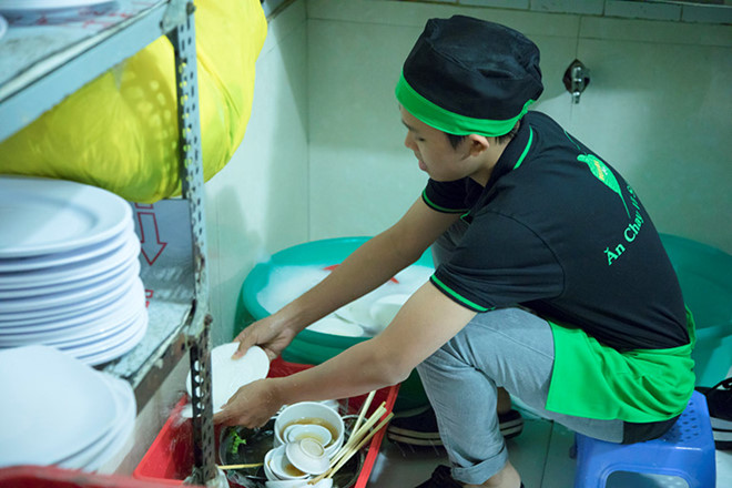 Hồ Văn Cường cũng chăm
chỉ phụ giúp mẹ nuôi ở nhà hàng khi có thời gian rảnh