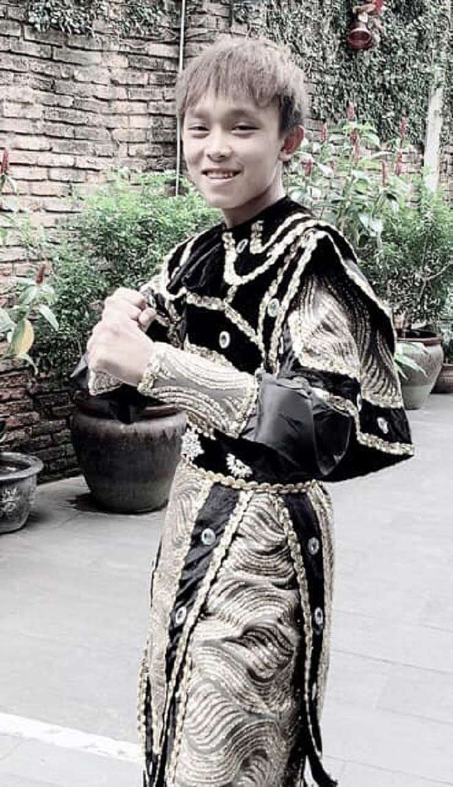 Tạo hình này khiến
nhiều người khó nhận ra "cậu bé dân ca" ngày nào