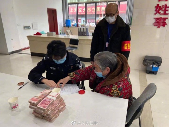 Cũng tại Trung Quốc, một người cao tuổi khác đã quyên tặng 200.000 nhân dân tệ để giúp nhân dân Vũ Hán.