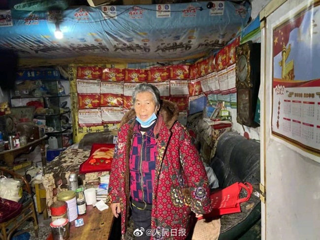 Cụ bà này đã 87 tuổi, sống trong ngôi nhà bình thường và bán tạp hóa để kiếm sống song không ngần ngại quyên số tiền lớn giữa lúc nhân dân Vũ Hán đang đối đầu với virus Corona.