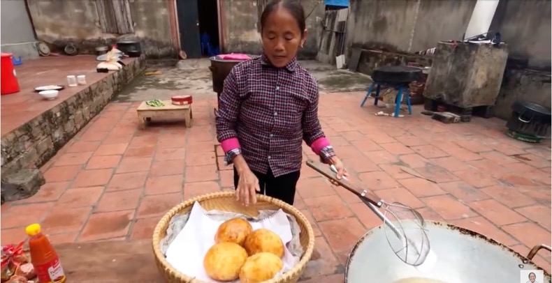 Bà Tân Vlog làm món ăn có nguy cơ ngộ độc gây tranh cãi dữ dội - 3