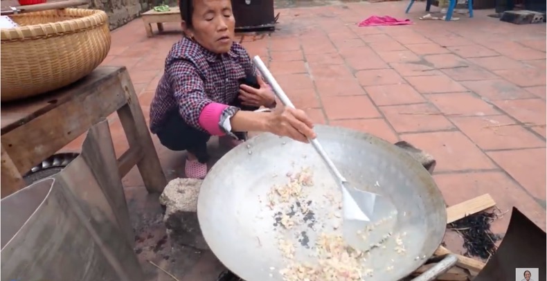 Bà Tân Vlog làm món ăn có nguy cơ ngộ độc gây tranh cãi dữ dội - 4