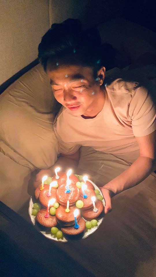 Đàm Thu Trang chúc mừng sinh nhật Cường Đô La lúc nửa đêm bằng chiếc bánh "cây nhà lá vườn".