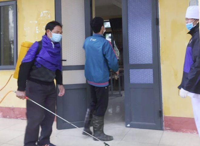 Một trường học đang phun thuốc khử độc, phòng tránh virus Covid-19 (nCoV) trong thời gian nghỉ học.