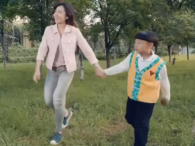 Video Clip Cười - Bà mẹ ham chơi bỏ quên luôn cả con ở... trên cây