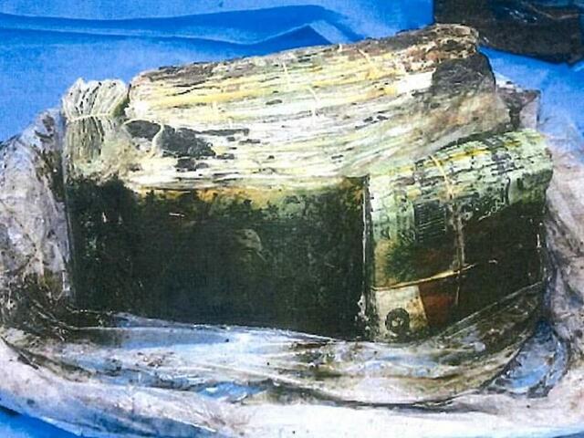 Kinh doanh - Đào móng xây nhà tìm thấy cả bao tải tiền cực khủng và cái kết không ai ngờ tới