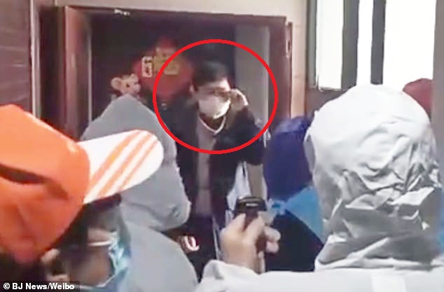 Liu (khoanh đỏ) bị truy vấn bên ngoài căn hộ ở Thượng Hải. Ảnh: Beijing News/Weibo