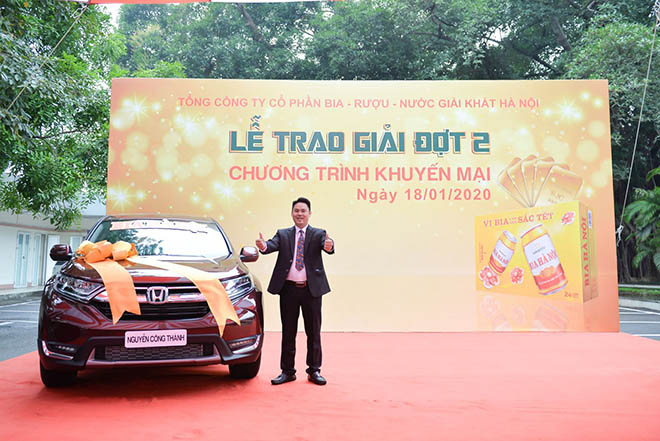 &nbsp;Anh Nguyễn Công Thành - Khách hàng trúng giải nhất là chiếc Honda CRV trị giá 1,1 tỷ đồng của chương trình khuyến mại "Vị bia làm nên sắc Tết" của Bia Hà Nội