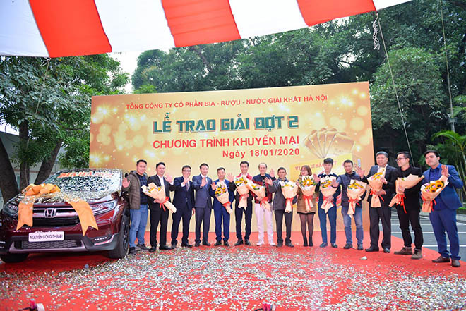 &nbsp;Các khách hàng may mắn trúng giải thưởng trong đợt 2 của chương trình khuyến mại "Vị bia làm nên sắc Tết"