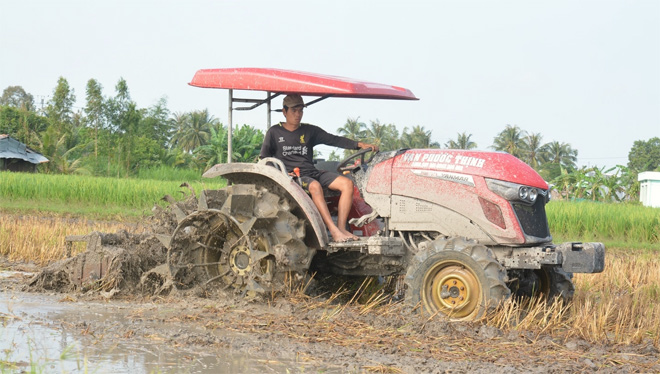 Máy kéo YM có bánh xe để vận hành trong ruộng ướt lầy