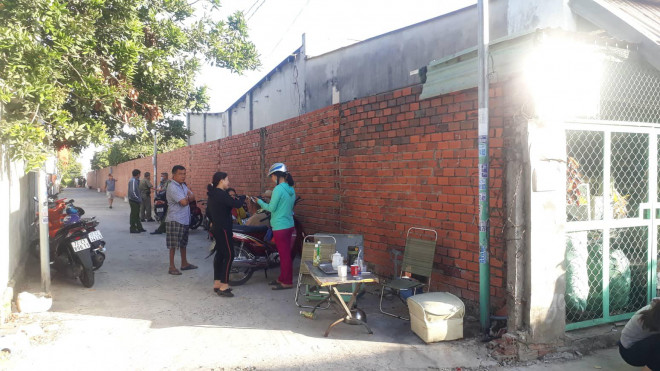 Con hẻm dẫn vào căn nhà đôi nam nữ chết cháy.