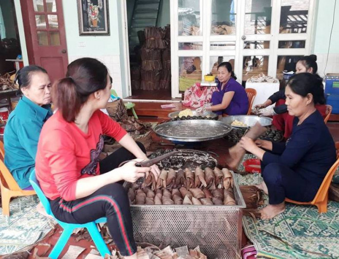 Người dân làng Mía làm bánh gai phục vụ nhu cầu Tết