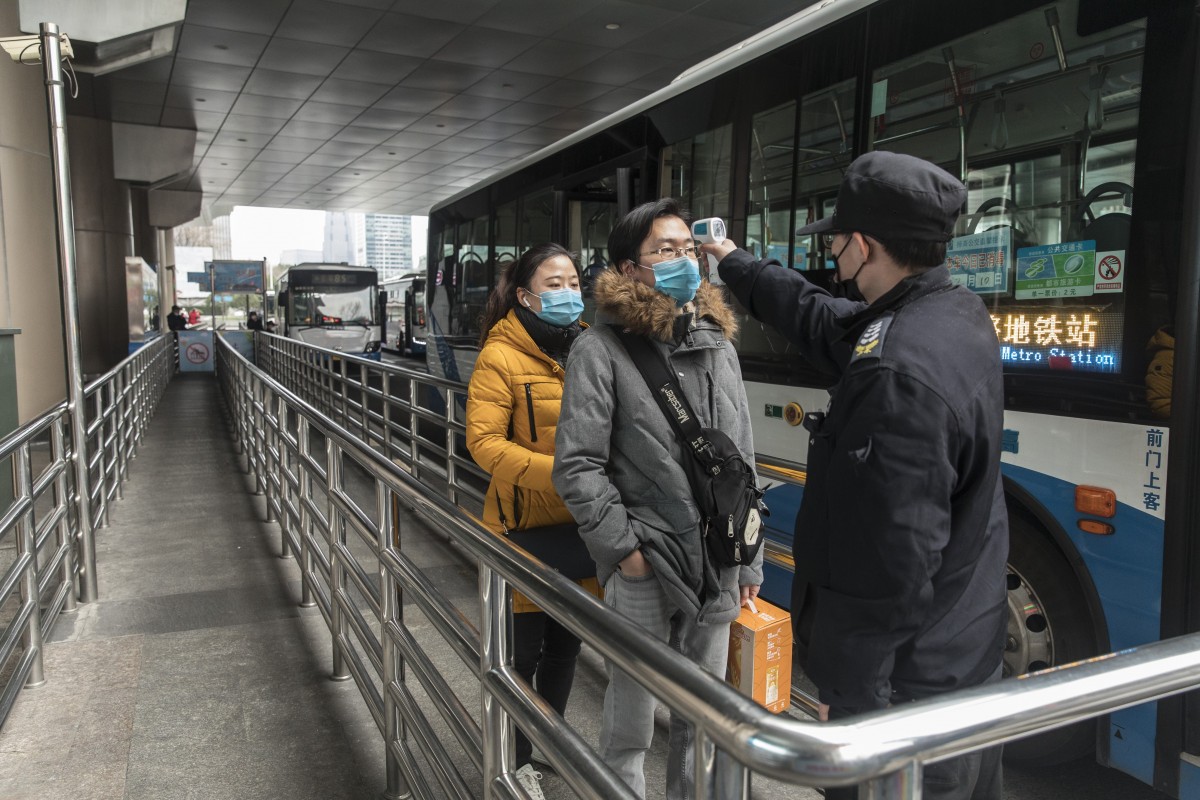Kiểm tra thân nhiệt hành khách đi xe buýt ở Thượng Hải, Trung Quốc.
