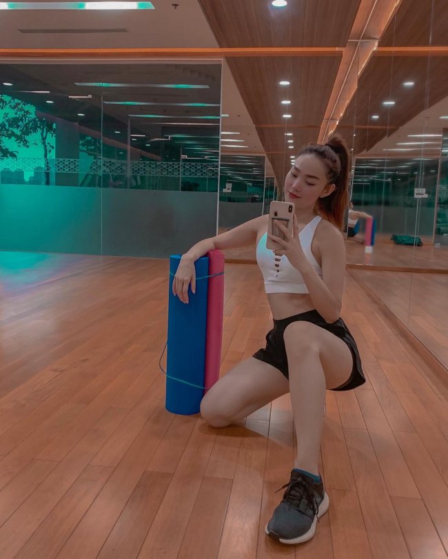 Giọng ca &#34;Yêu lầm anh&#34; chăm chỉ tập luyện thể dục thể thao để giữ gìn vóc dáng.