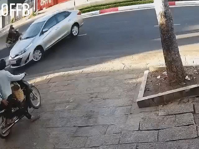 Tin tức ô tô - Video: Tài xế lùi xe quá tệ khiến 2 xe máy "ăn đòn"