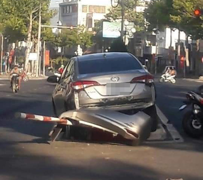 Video: Tài xế lùi xe quá tệ khiến 2 xe máy "ăn đòn" - 2