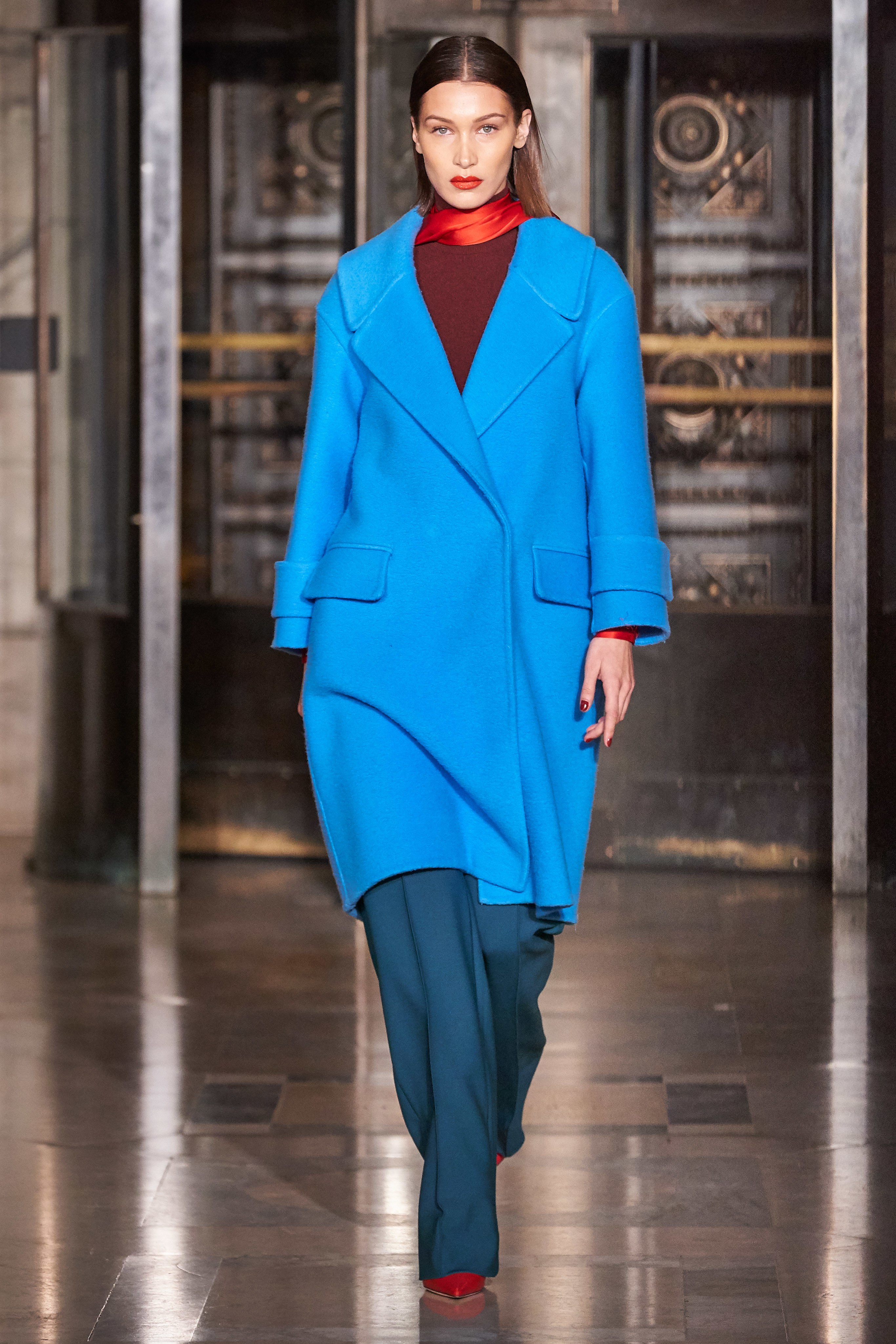 Bella Hadid diễn mật độ dày đặc ở New York Fashion Week - 7