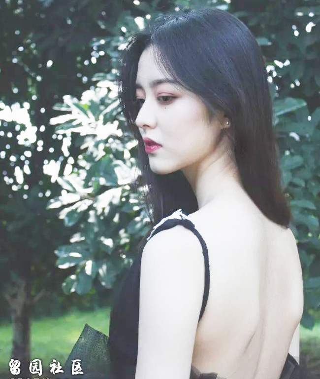 Ying Ning là mẫu yêu thích của nhiều nhiếp ảnh gia nhờ khuôn mặt đẹp không góc chết.