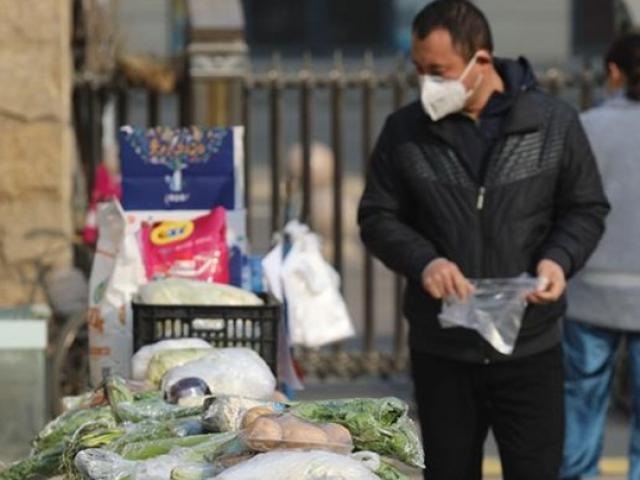 Thị trường - Tiêu dùng - "Ám ảnh" dịch Corona, cửa hàng không ai bán, khách lấy bao nhiêu tùy ý