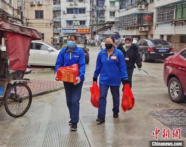 Những người chịu trách nhiệm đưa các thực phẩm đến nhà người dân theo yêu cầu đã đặt trước.