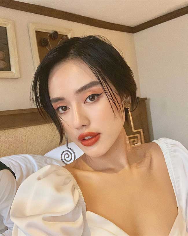 Khánh Linh là trường hợp có đôi môi dày gợi tình nhờ niềng răng và tiêm một chút filler ở môi.