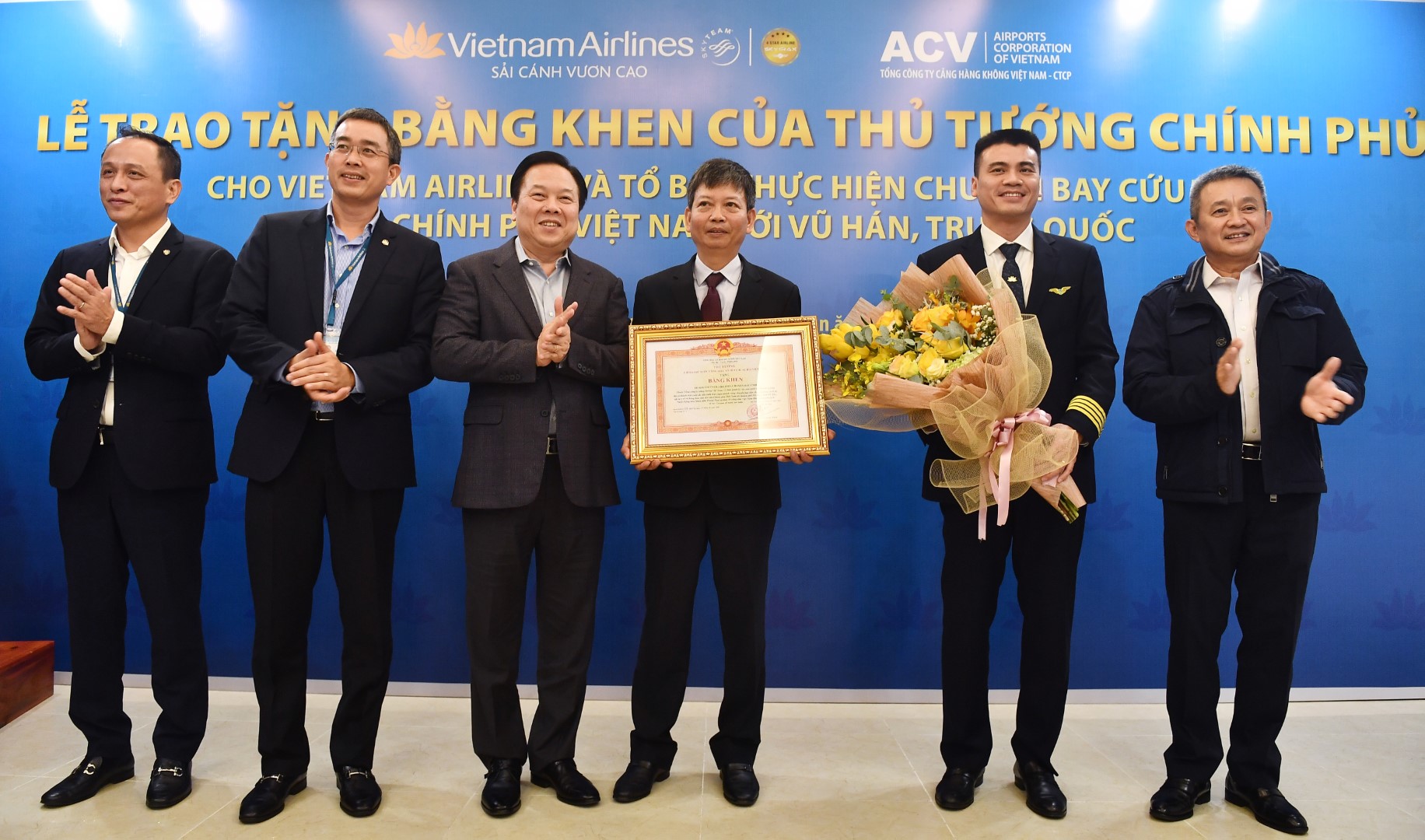 Ông Nguyễn Hoàng Anh thừa ủy quyền Thủ tướng Chính phủ trao tặng bằng khen tổ bay Vietnam Airlines thực hiện chuyến bay tới Vũ Hán.