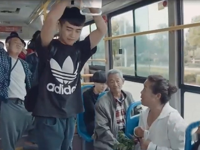 Video Clip Cười - Bẽ mặt với thói thích khoe khoang chốn đông người