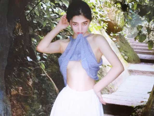 Thời trang - Gu mặc khó ai chê nổi của "nữ thần tắm suối Trung Quốc"