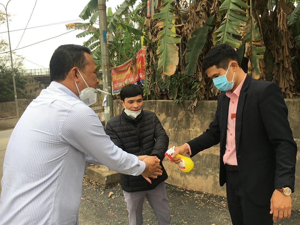 Người dân&nbsp;đi lại, làm việc trong xã&nbsp;được rửa tay sát khuẩn kỹ càng.