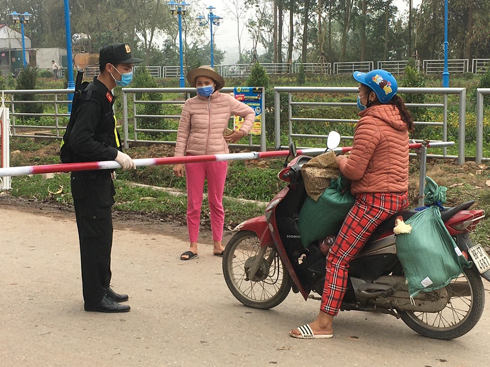Hoạt động đi lại của người dân trong xã cũng hạn chế tối đa để phòng chống lây lan virus Corona.