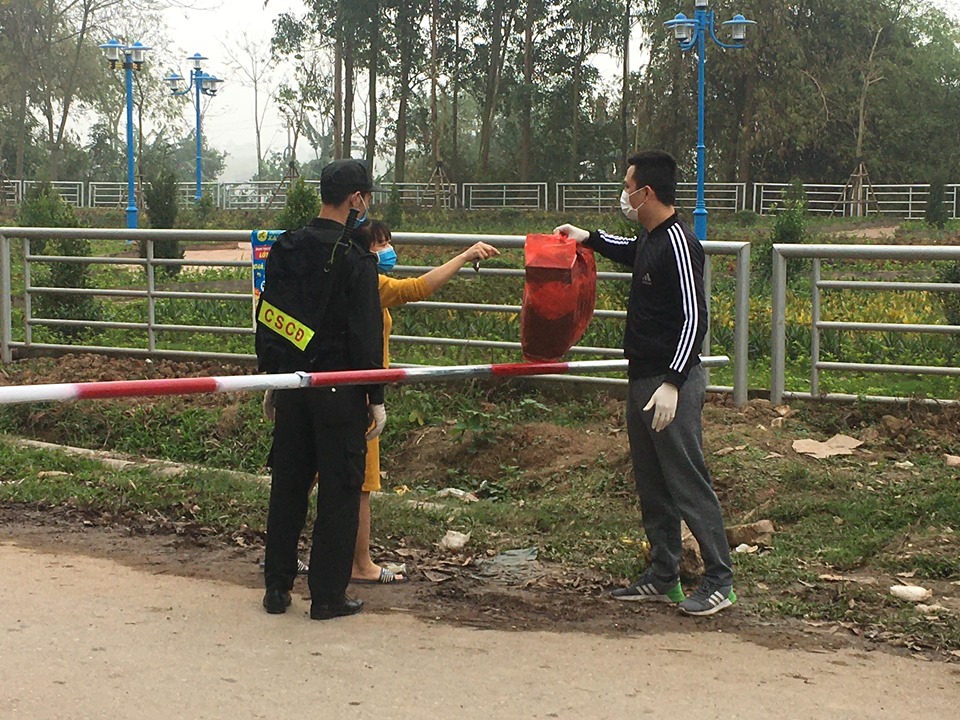 Một số người dân trong xã phải gọi tiếp tế từ bên ngoài do hoạt động kiểm soát nghiêm ngặt trong thời điểm dịch do virus Corona&nbsp;diễn biến phức tạp.