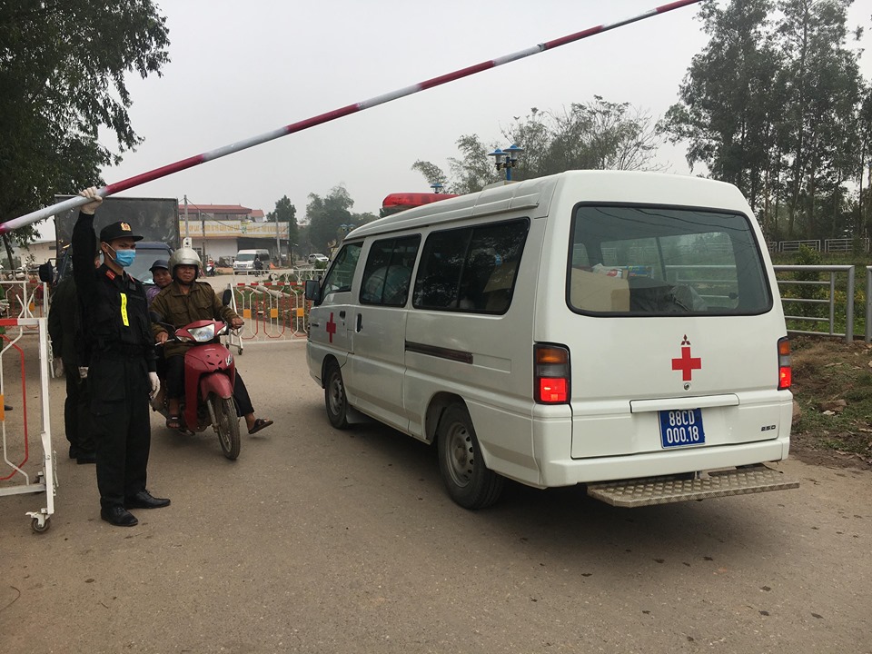 Tất cả các chốt chặn đều bố trí đông lực lượng công an, quân đội, y tế để túc trực thay phiên xử lý các tình huống khẩn cấp xảy ra.
