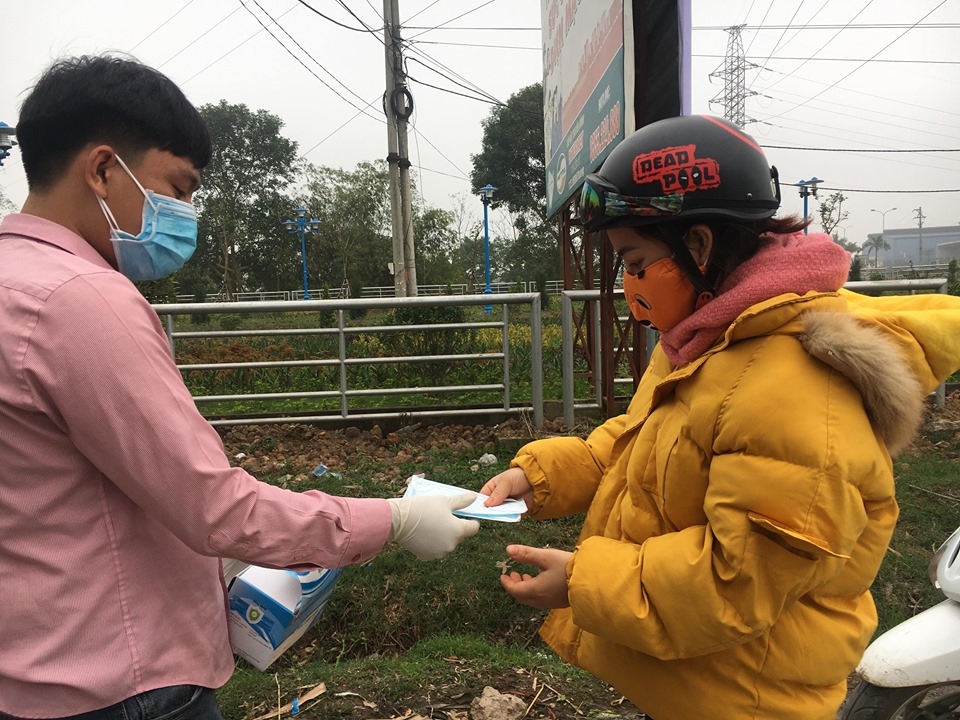 Tại các chốt kiểm kiểm dịch, khẩu trang được phát miễn phí cho người dân để hạn chế lây nhiễm virus Corona.