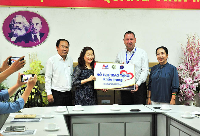 Ông Bruno Jousselin, Tổng giám đốc Điều hành Công ty MM Mega Market Việt Nam cùng đại diện Sở Y Tế TP. HCM và Sở Công Thương TP. HCM trao tặng khẩu trang cho Bệnh viện Nhi đồng 1