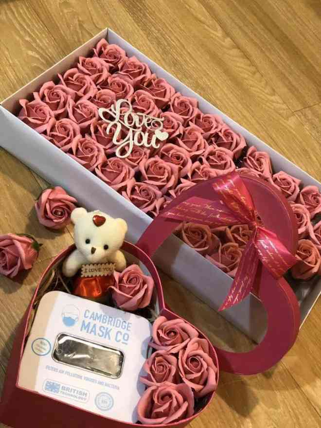 Giới trẻ tặng nhau nước rửa tay, khẩu trang ngày lễ Valentine - 3